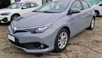 Grigio Usata 2018 Toyota Auris Hybrid Business Edition Tre volumi | 14.200 € (Buon prezzo)