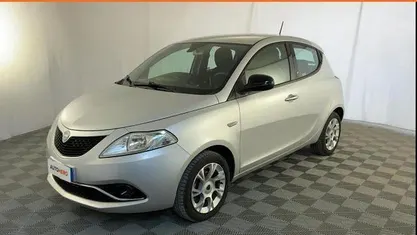 Usata Lancia Ypsilon Gold 70 CV (51 kW) 2016 Argento Utilitaria