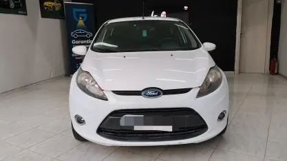 Usata Ford Fiesta 70 CV (51 kW) 2012 Bianco Berlina