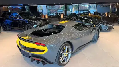 Usata Ferrari 296 662 CV (486 kW) 2022 Grigio scuro metallizzato Coupé