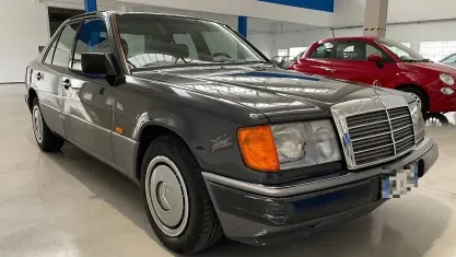 Usata Mercedes 200 118 CV (86 kW) 1990 Nero Berlina