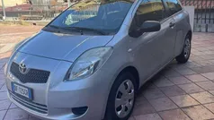 Grigio Usata 2007 Toyota Yaris Tre volumi | 2499 € (Buon prezzo)