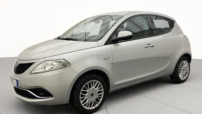 Usata Lancia Ypsilon Platinum 69 CV (50 kW) 2016 Argento Utilitaria