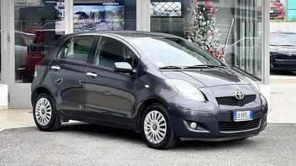 Grigio Usata 2010 Toyota Yaris Tre volumi | 5400 € (Buon prezzo)