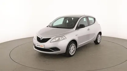 Usata Lancia Ypsilon Gold 70 CV (51 kW) 2017 Argento Utilitaria