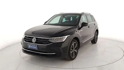 Usata VW Tiguan Life 131 CV (96 kW) 2022 Nero SUV