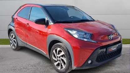 Usata Toyota Aygo X Trend 72 CV (52 kW) 2025 Rosso tetto nero SUV