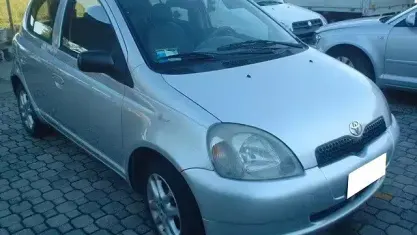 Usata Toyota Yaris Sol 68 CV (50 kW) 2000 Grigio Berlina
