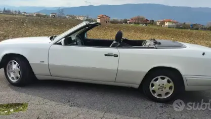 Usata Mercedes E200 136 CV (100 kW) 1994 Rosso Cabrio