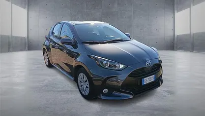 Grigio Usata 2021 Toyota Yaris Hybrid Business Edition Tre volumi | 16.400 € (Buon prezzo)