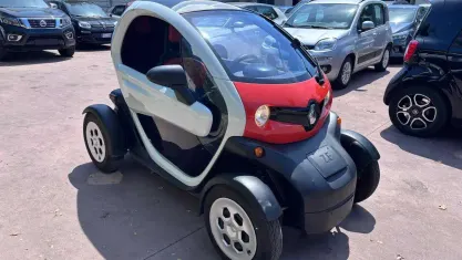 Usata Renault Twizy Life 12 kW (17 CV) 2021 Rosso e bianco Utilitaria