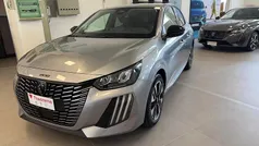 Grigio artense Nuova 2025 Peugeot 208 Allure Due volumi | 18.290 € (Buon prezzo)