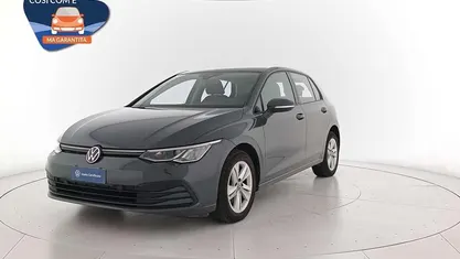 Usata VW Golf VIII Life 116 CV (85 kW) 2022 Dolphin grey metallizzato Berlina
