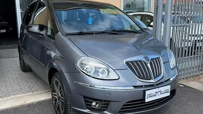 Usata Lancia Musa 77 CV (56 kW) 2011 Gray Monovolume