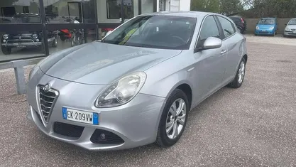 Occasion Alfa Romeo Giulietta Distinctive 120 ch (88 kW) 2011 Argent Citadine