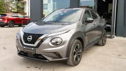 Käytetty Nissan Juke N-Connecta 114 HP (83 kW) 2025 Harmaa Katumaasturi