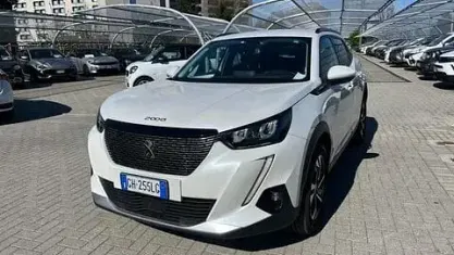 Usata Peugeot 2008 Allure 131 CV (96 kW) 2021 Bianco SUV