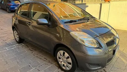 Usata Toyota Yaris Sol 101 CV (74 kW) 2009 Grigio Berlina