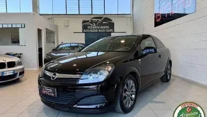 Usata Opel Astra GTC Edition 90 CV (66 kW) 2010 Nero Utilitaria