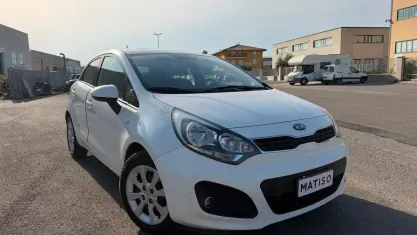 Usata Kia Rio Active 75 CV (55 kW) 2014 Bianco Berlina