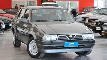 Usata Alfa Romeo 75 148 CV (108 kW) 1987 Grigio Berlina