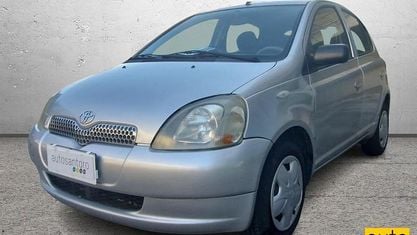 Käytetty Toyota Yaris 68 HP (50 kW) 2003 Hopea Sedan