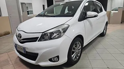 Bianco Usata 2014 Toyota Yaris Lounge Tre volumi | 7200 € (Buon prezzo)
