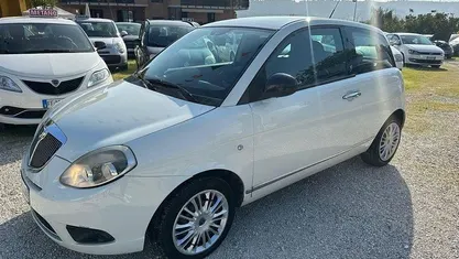 Usata Lancia Ypsilon 75 CV (55 kW) 2011 Beige Utilitaria