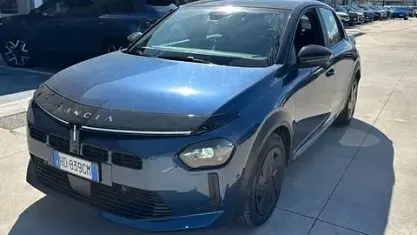 Nuova Lancia Ypsilon 110 CV (80 kW) 2026 Bicolore blu tetto nero Utilitaria