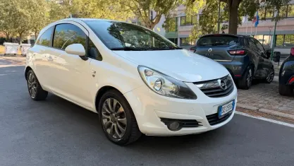 Usata Opel Corsa 75 CV (55 kW) 2010 Bianco Utilitaria