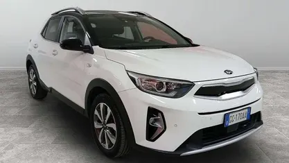 Bianco tetto nero Usata 2021 Kia Stonic Style SUV | 13.500 € (Buon prezzo)