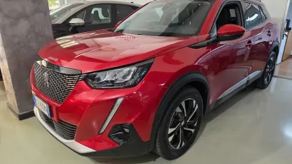 Usata Peugeot 2008 Allure 102 CV (75 kW) 2020 Rosso SUV