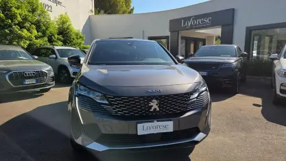 Usado Peugeot 3008 Allure 131 CV (96 kW) 2024 Gris SUV