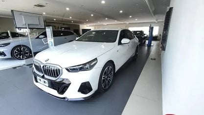 Nuova BMW 520 M Sport 190 CV (139 kW) 2025 Alpin white pastello Berlina