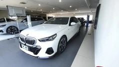 Alpin white pastello Nuova 2025 BMW 520 M Sport Tre volumi | 57.000 € (Ottimo prezzo)