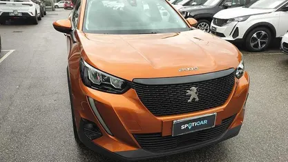 Usata Peugeot 2008 Active 101 CV (74 kW) 2021 Arancione SUV