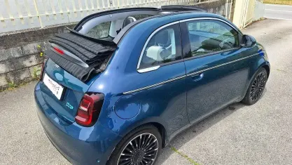 Begagnad Fiat 500e La Prima 86 kW (118 HK) 2021 Grön Cab