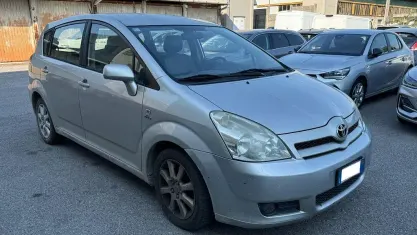 Usata Toyota Corolla Verso 116 CV (85 kW) 2005 Grigio Monovolume