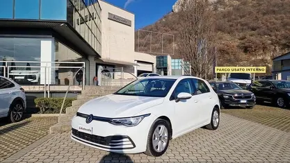 Usata VW Golf VIII Life 131 CV (96 kW) 2022 Bianco Utilitaria