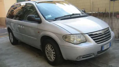 Usata Chrysler Voyager 143 CV (105 kW) 2005 Grigio Monovolume
