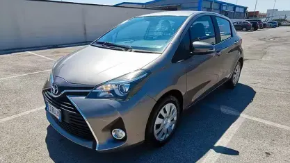 Usata Toyota Yaris Active 69 CV (50 kW) 2015 Grigio Utilitaria