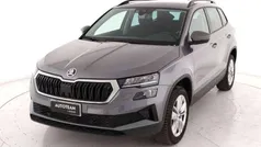 Grigio metall. Usata 2024 Skoda Karoq Selection SUV | 24.500 € (Buon prezzo)