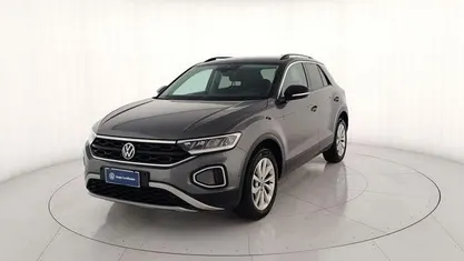 Usata VW T-Roc Life 150 CV (110 kW) 2022 Grigio metallizzato SUV