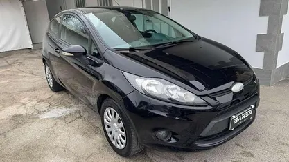 Nero Usata 2010 Ford Fiesta Titanium Tre volumi | 4400 € (Buon prezzo)