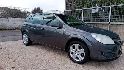 Usata 2010 Opel Astra Enjoy Tre volumi | 2500 € (Ottimo prezzo)