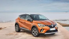 Vari colori Usata 2022 Renault Captur Intens SUV | 17.990 € (Buon prezzo)