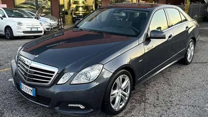 Blu Usata 2010 Mercedes E350 Elegance Tre volumi | 6000 € (Buon prezzo)