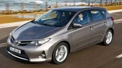 Usata 2014 Toyota Auris Hybrid Lounge Tre volumi | 7900 € (Buon prezzo)