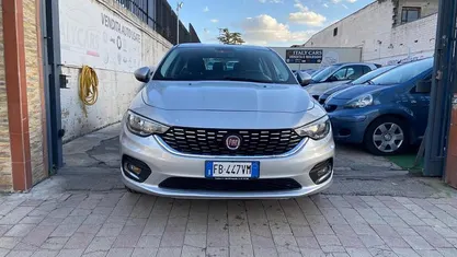 Grigio Usata 2015 Fiat Tipo Opening Edition Tre volumi | 6500 € (Buon prezzo)