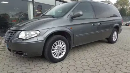 Usata Chrysler Voyager 143 CV (105 kW) 2005 Grigio Monovolume